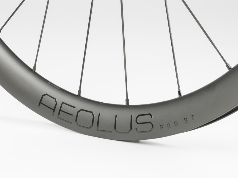 Bontrager Aeolus Pro 37 TLR Disc Road Wheel - Trek Bikes (JP)
