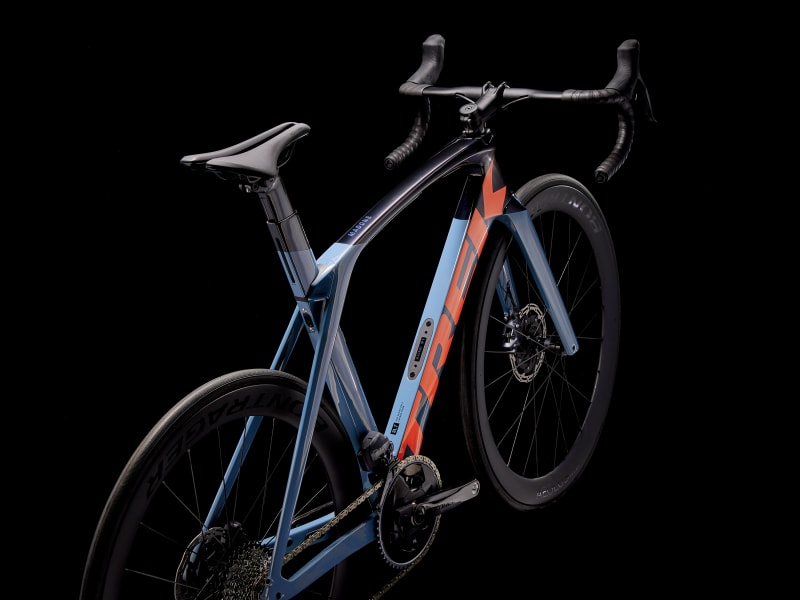 Bicicleta de carretera de carbono, marca Trek Madone, modelo 2023 SL 7 AXS  — OnVeló Cycling