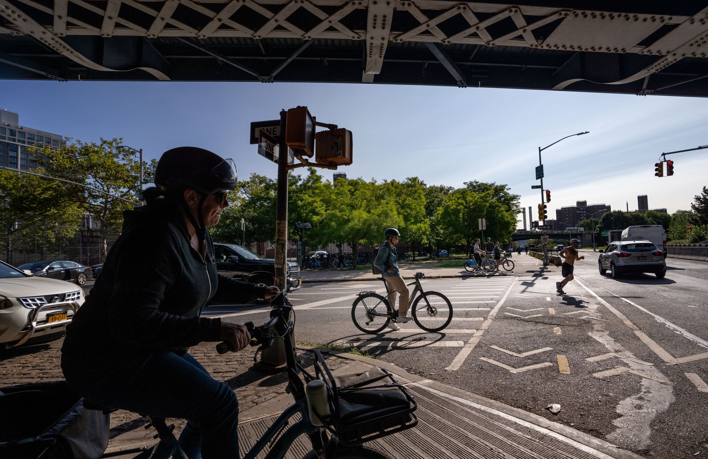 Senior na rowerze elektrycznym