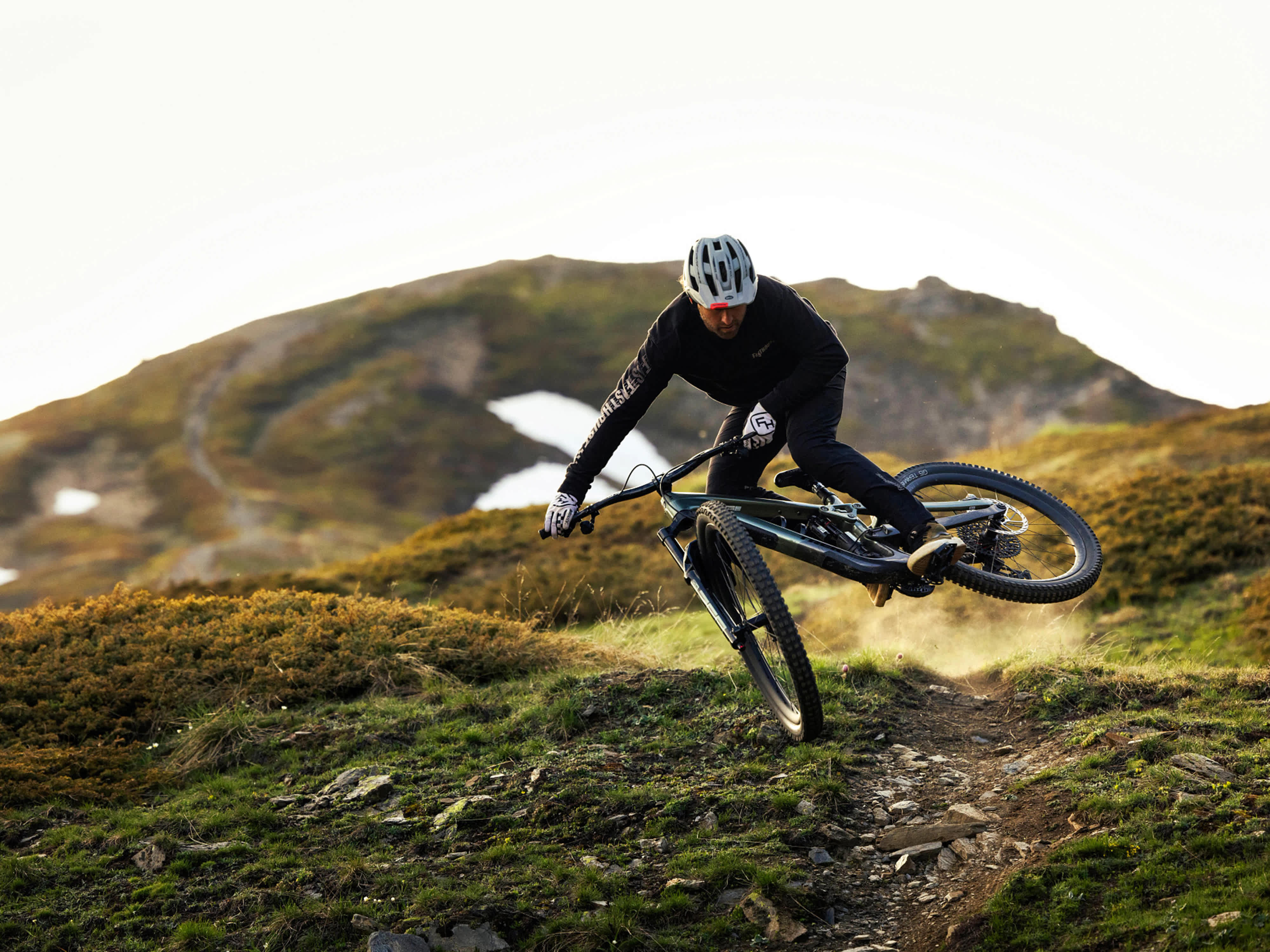 2025 Slash 9.9 X0 AXS T-Type Gen 6 Full Suspension Mountain Bike banner 4