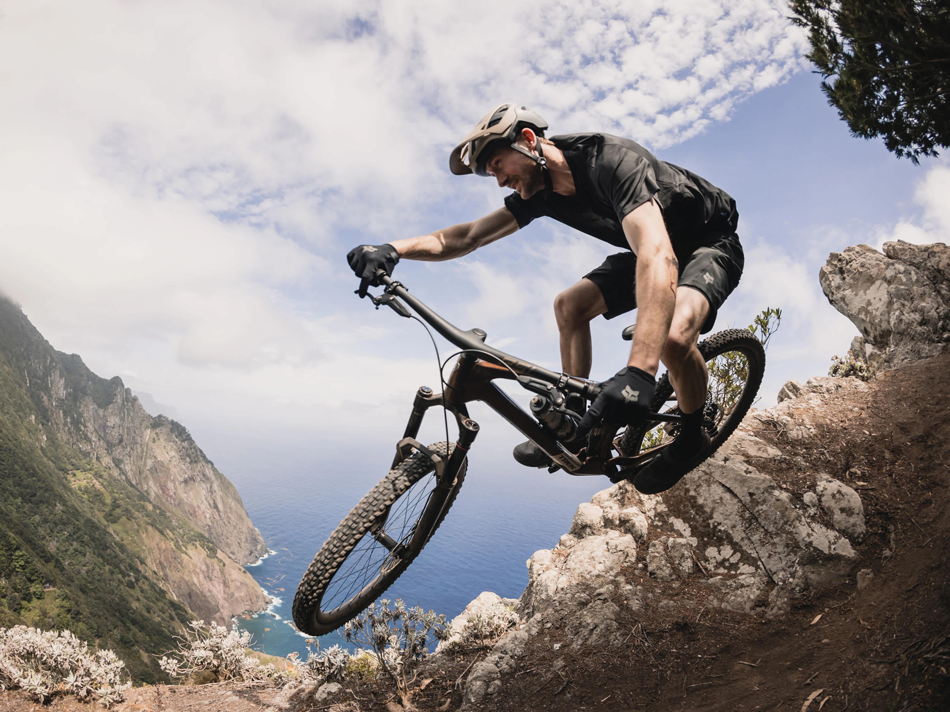 2025 Top Fuel 9.9 X0 AXS Gen 4 Full Suspension Mountain Bike banner 1