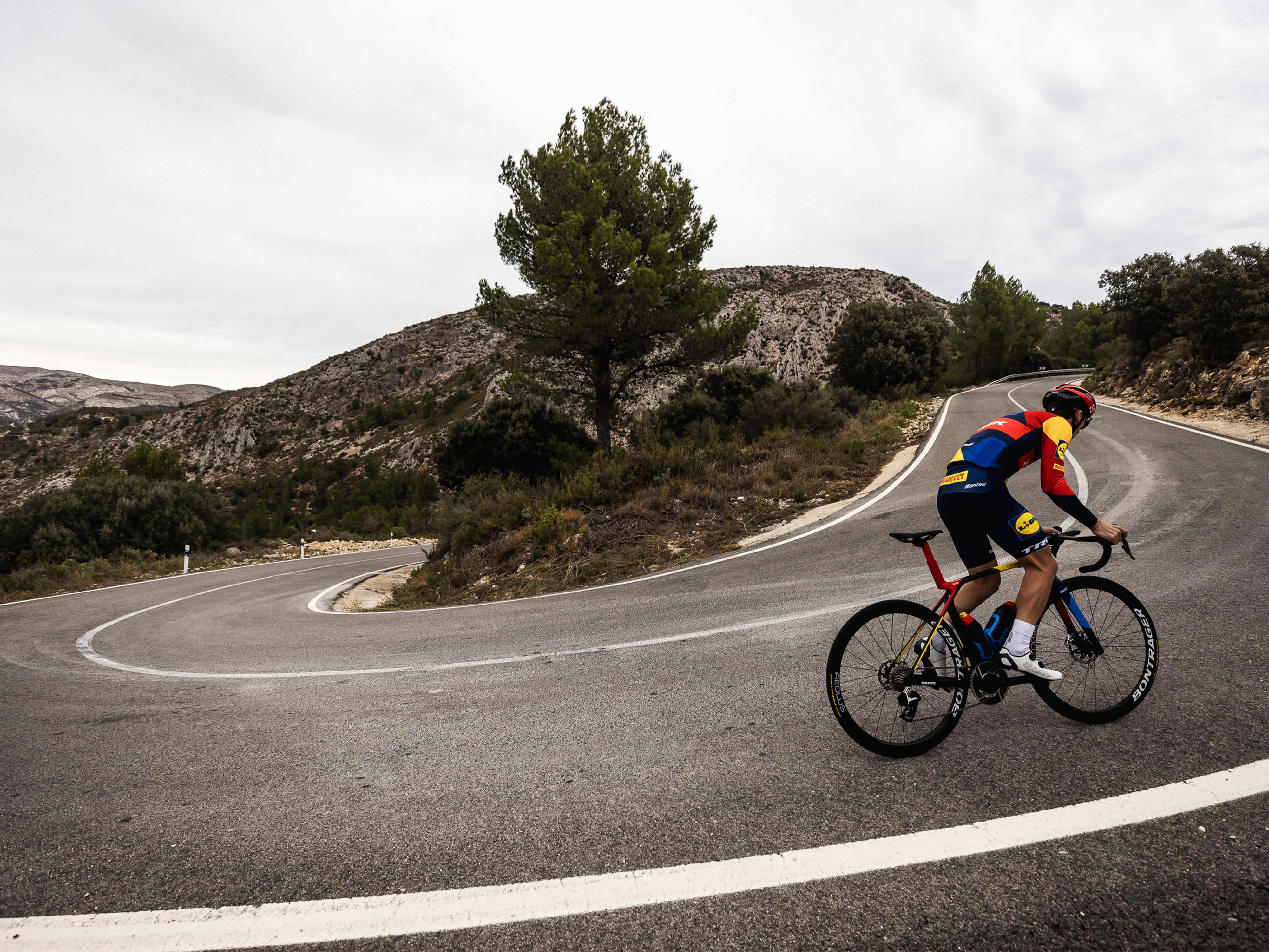 2025 Madone SL 5 Gen 8 Road Bike banner 4