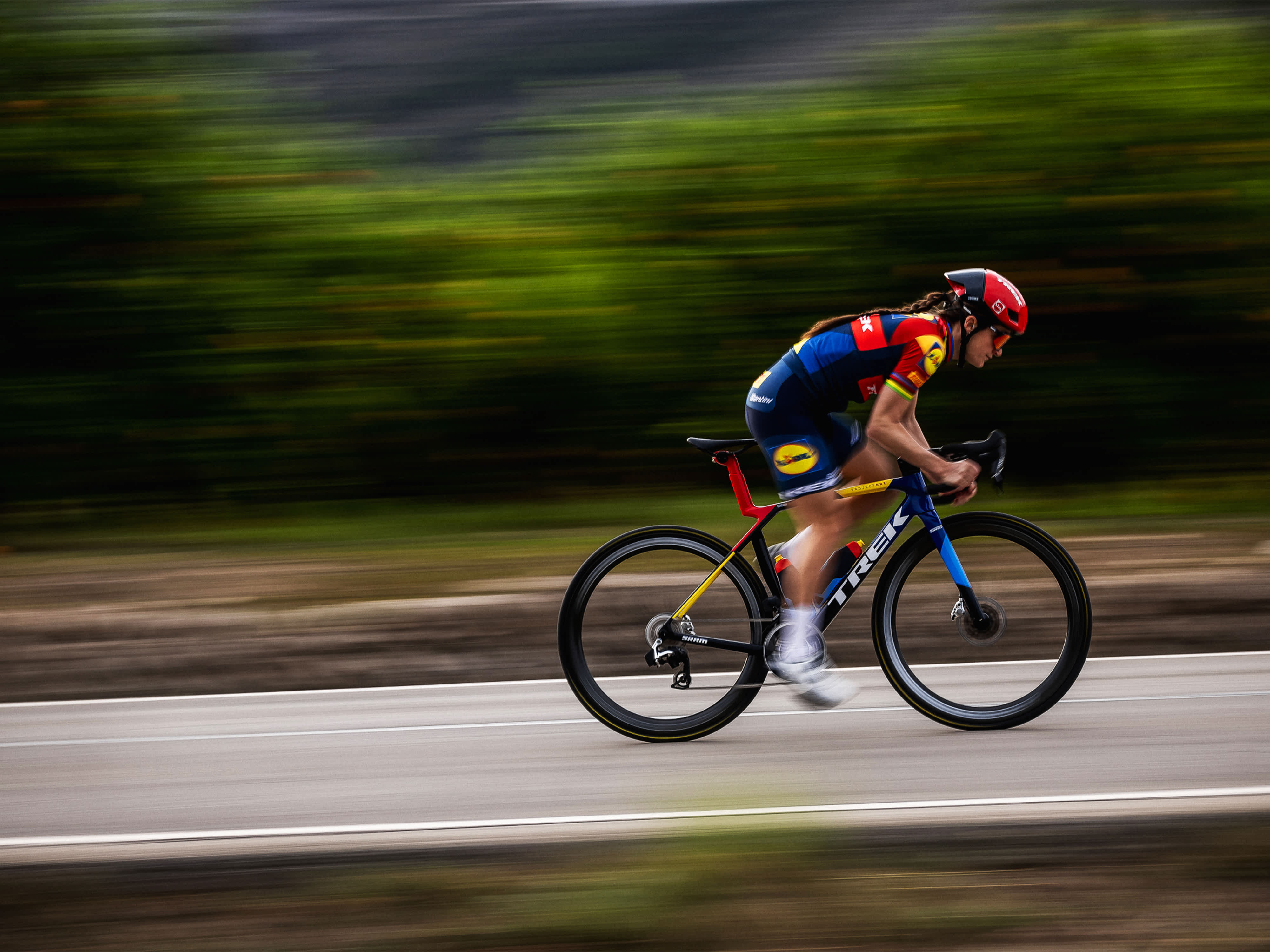 2025 Madone SL 5 Gen 8 Road Bike banner 6