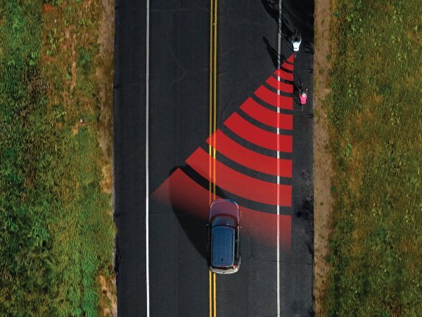 Aerial view of a road showing the CarBack radar detecting an approaching car