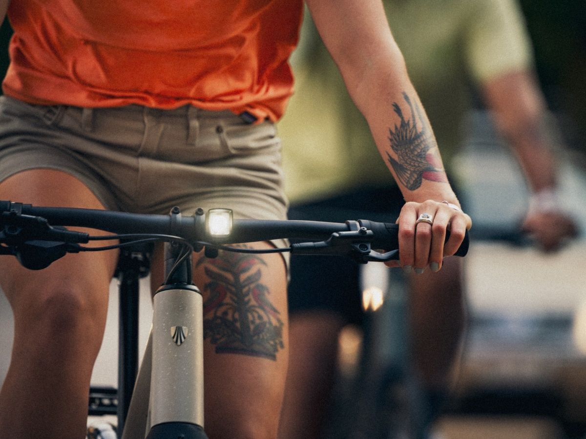 Cyclist using a handlebar-mounted light in daylight, 80% of accidents happen during the day
