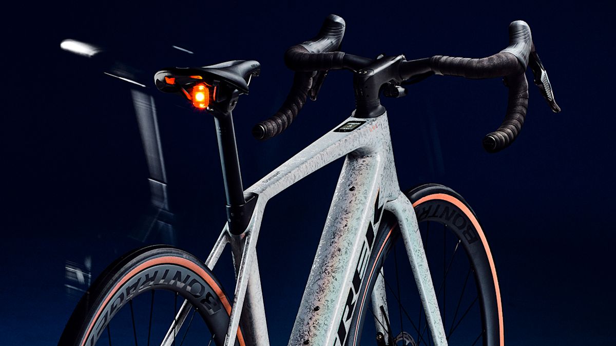 Road-smoothing carbon seatpost