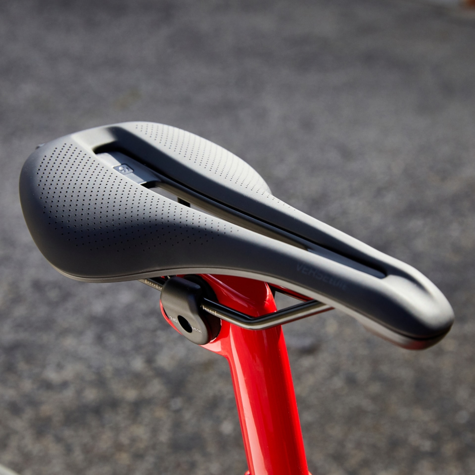 Bontrager Serano Pro カーボンレール Bontrager】お買い得商品！クラシックな見た目で最先端技術