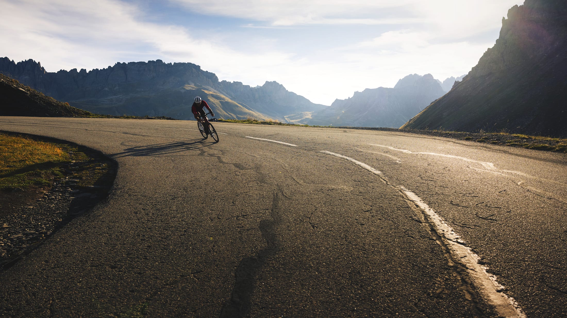 Trek Domane+ elektrikli yol bisikleti ile asfalt sürüşü
