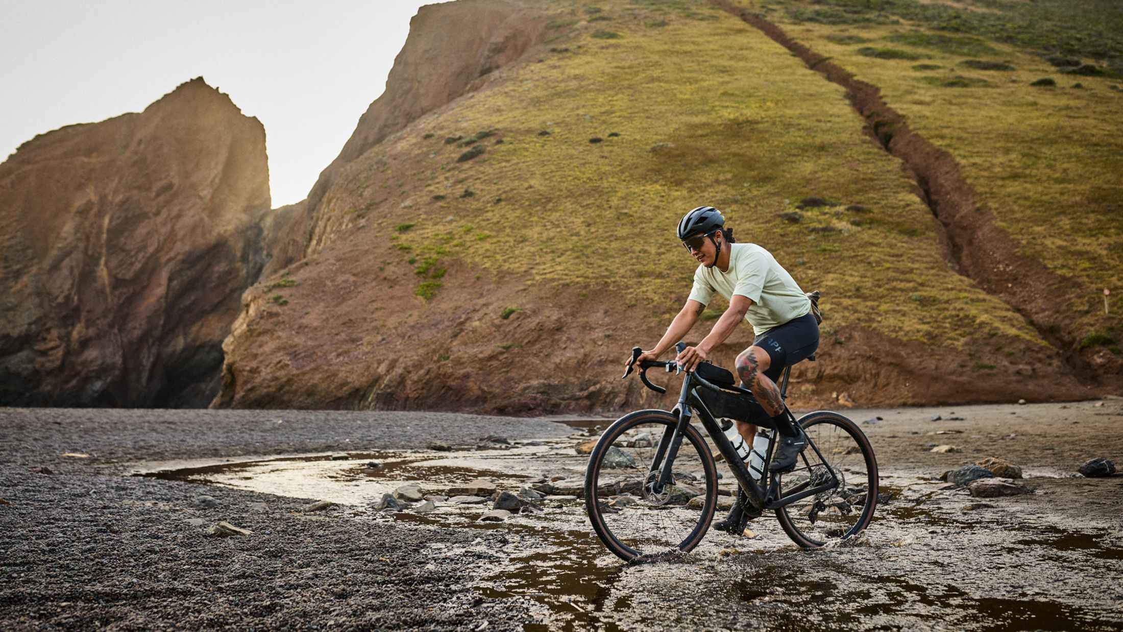 Trek Checkpoint+ elektrikli gravel bisikleti ile stabilize yolda sürüş