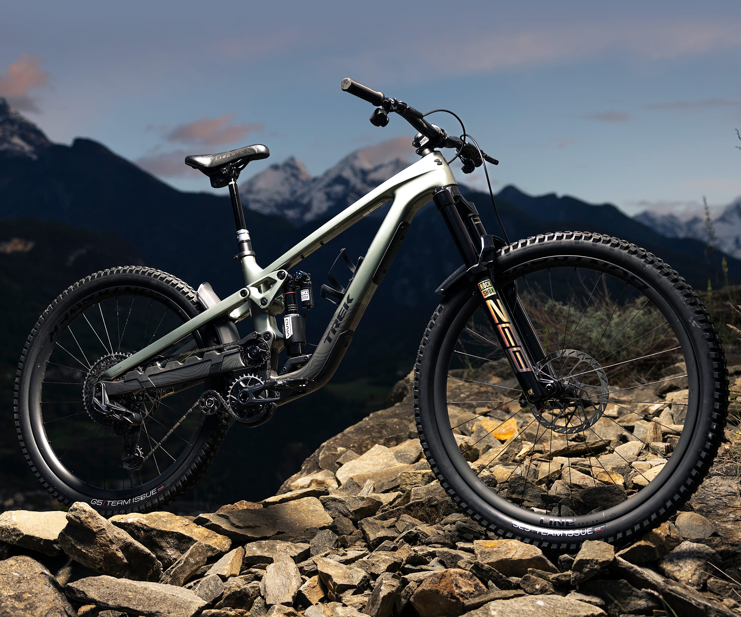 Slash：究極のロングトラベル エンデューロバイク - Trek Bikes - Trek 