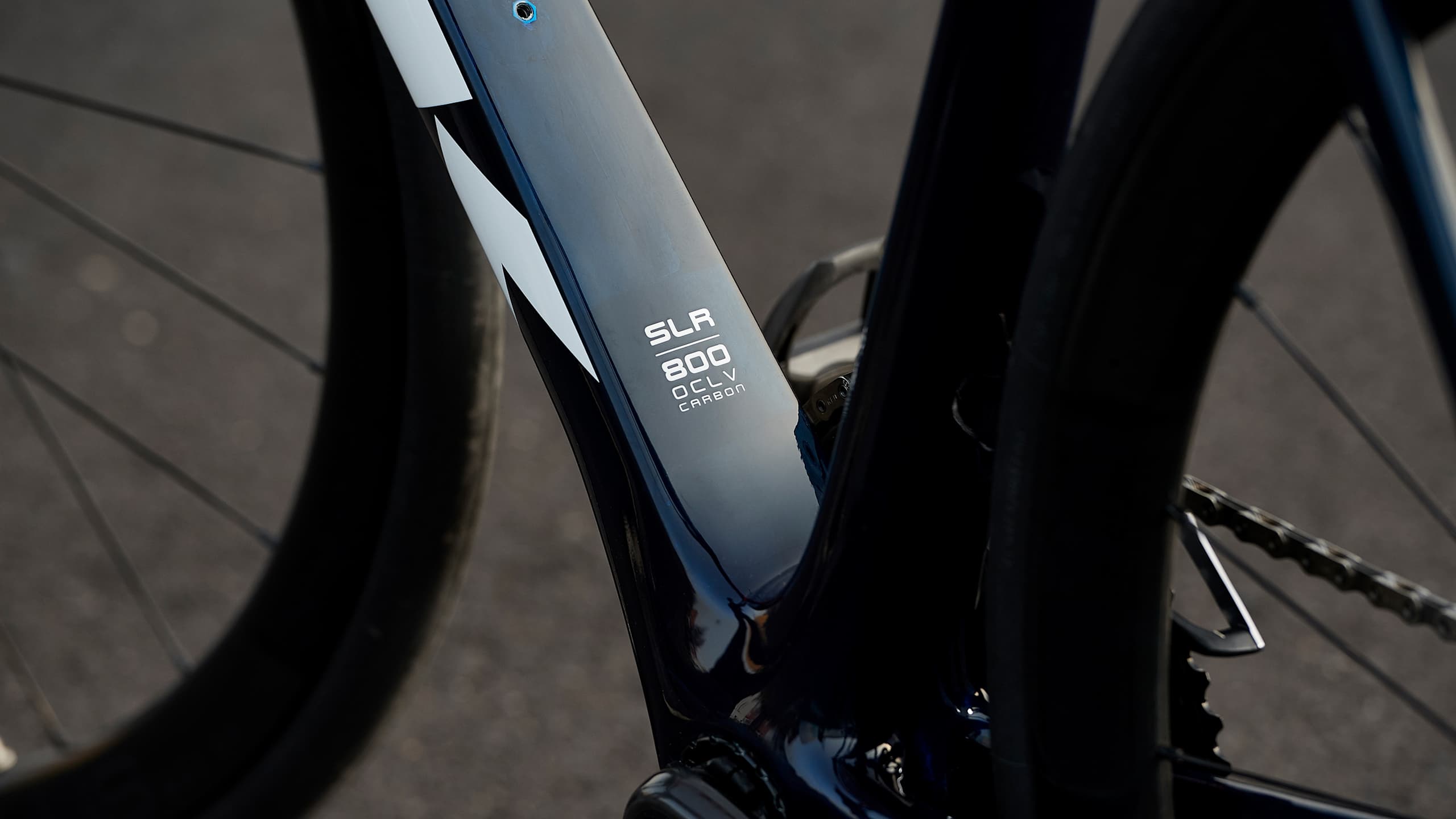 OCLV 800カーボンを解説：ロードバイクのための軽量な強度 - Trek